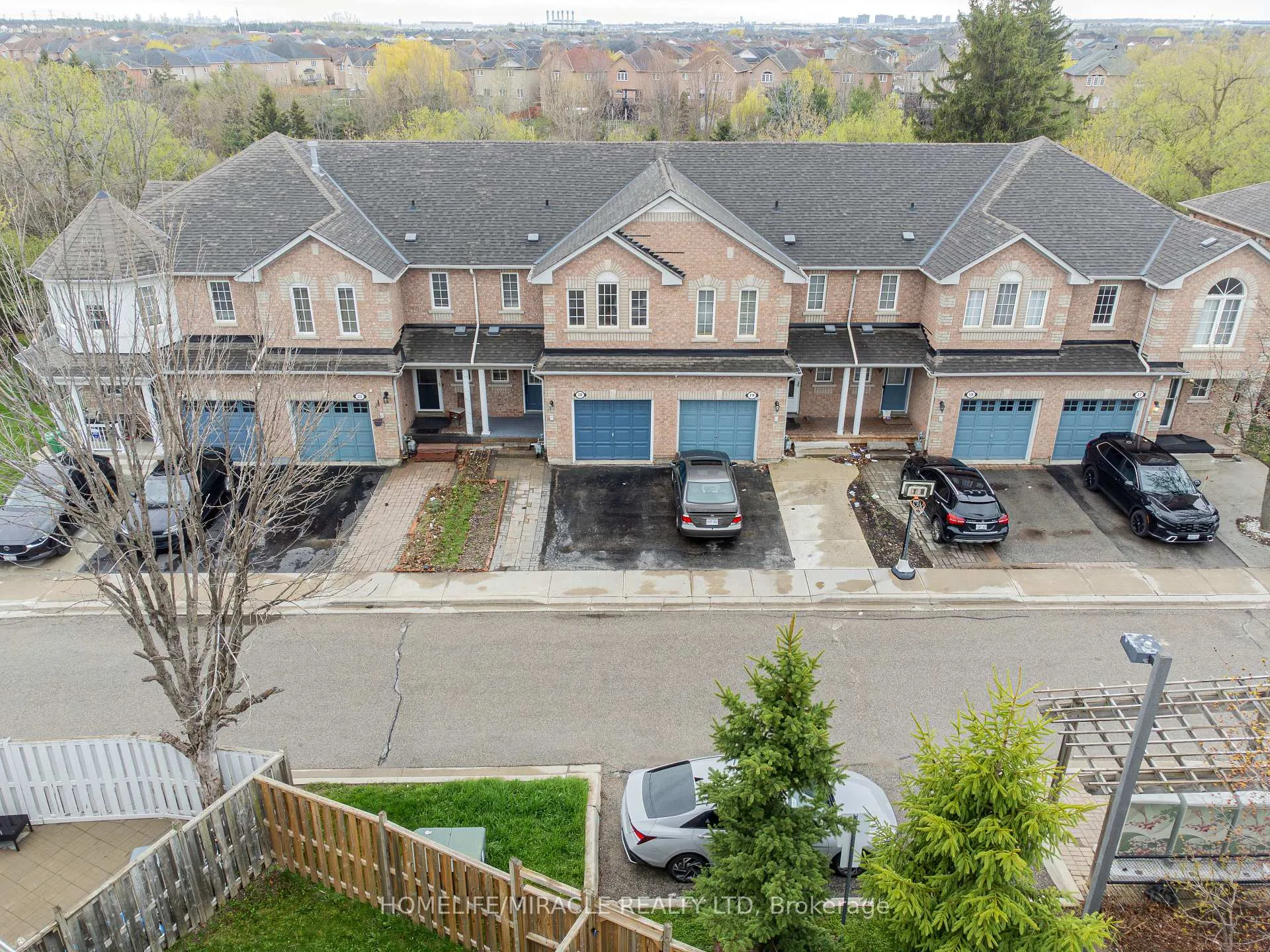 Front of Unit 20, 21 Eastview Gate