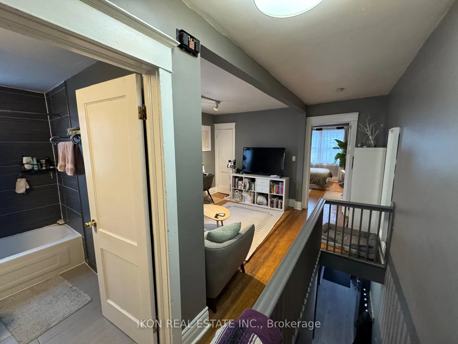 Photo 9 of 415 Coxwell Avenue, Toronto, Woodbine Corridor — HOMEH