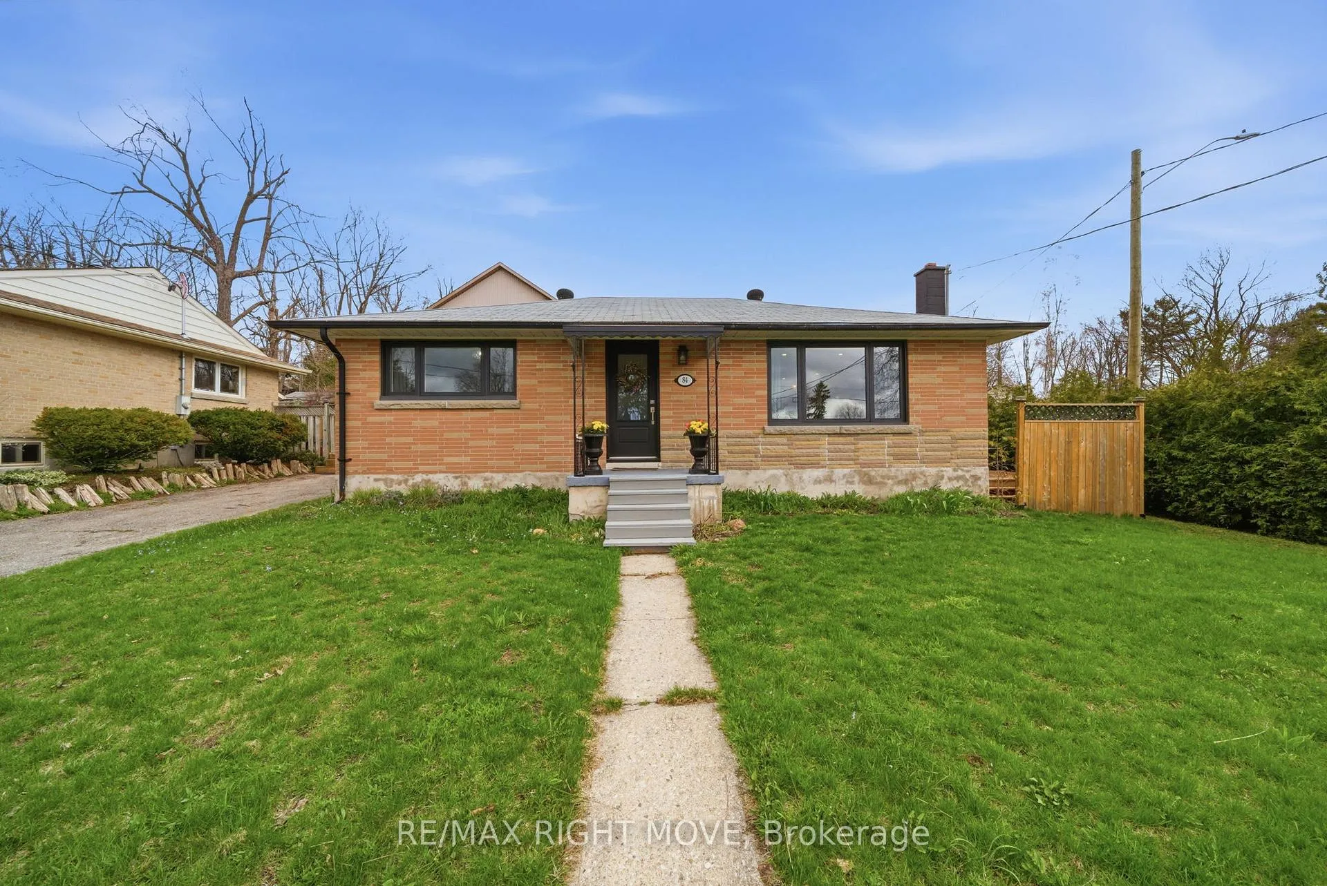 Front of 84 Brant Street W
