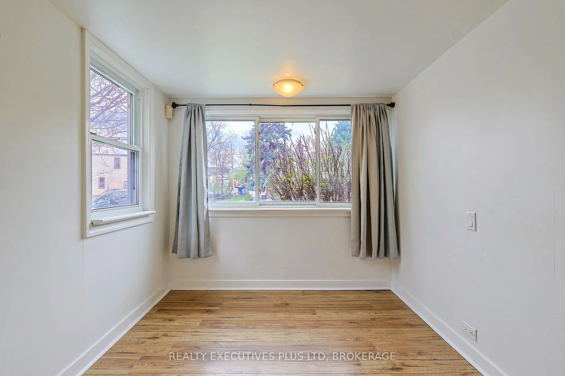 Photo 4 of 15 Chestnut Street E, St. Catharines, Oakdale — HOMEH