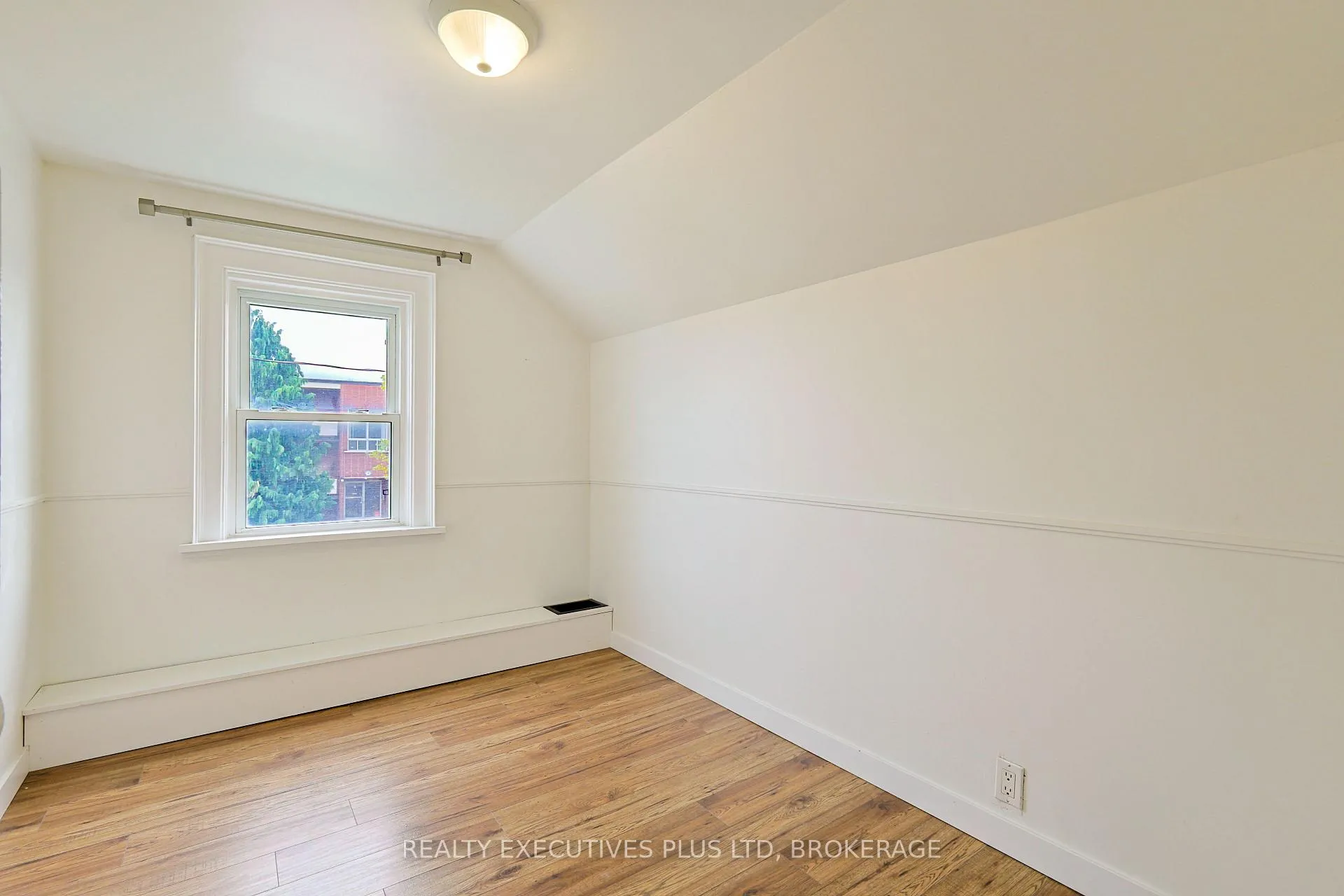 Photo 21 of 15 Chestnut Street E, St. Catharines, Oakdale — HOMEH