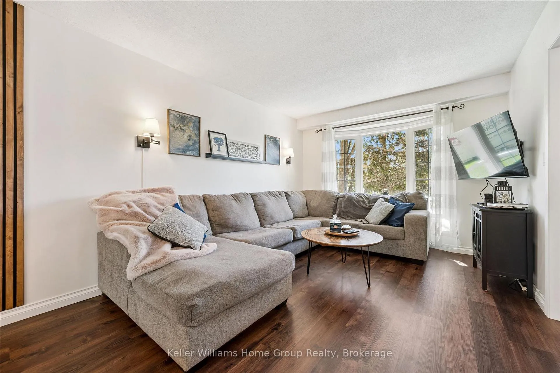 Photo 10 of 209 Elizabeth Crescent, Centre Wellington, Fergus — HOMEH