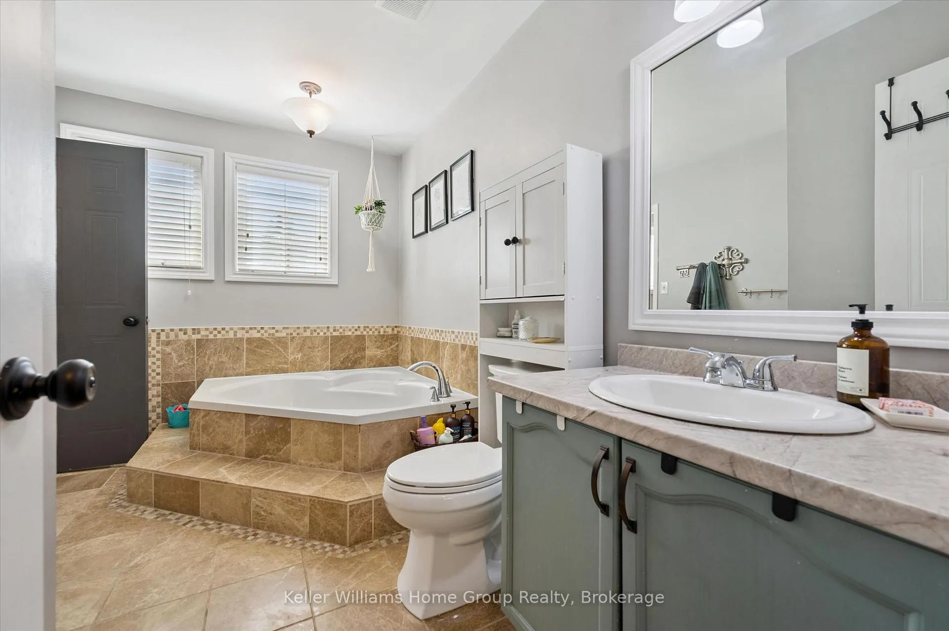 Photo 27 of 209 Elizabeth Crescent, Centre Wellington, Fergus — HOMEH