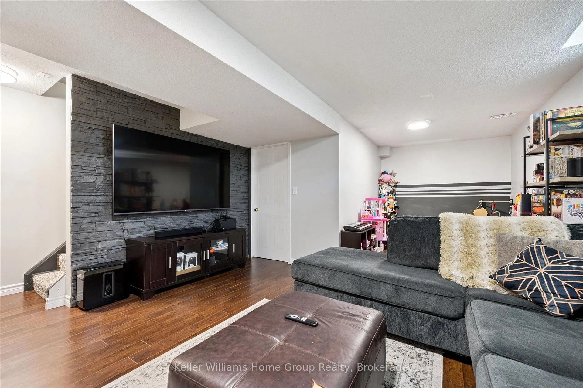 Photo 29 of 209 Elizabeth Crescent, Centre Wellington, Fergus — HOMEH