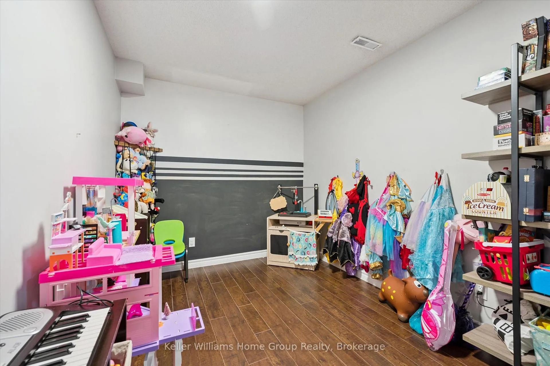 Photo 32 of 209 Elizabeth Crescent, Centre Wellington, Fergus — HOMEH