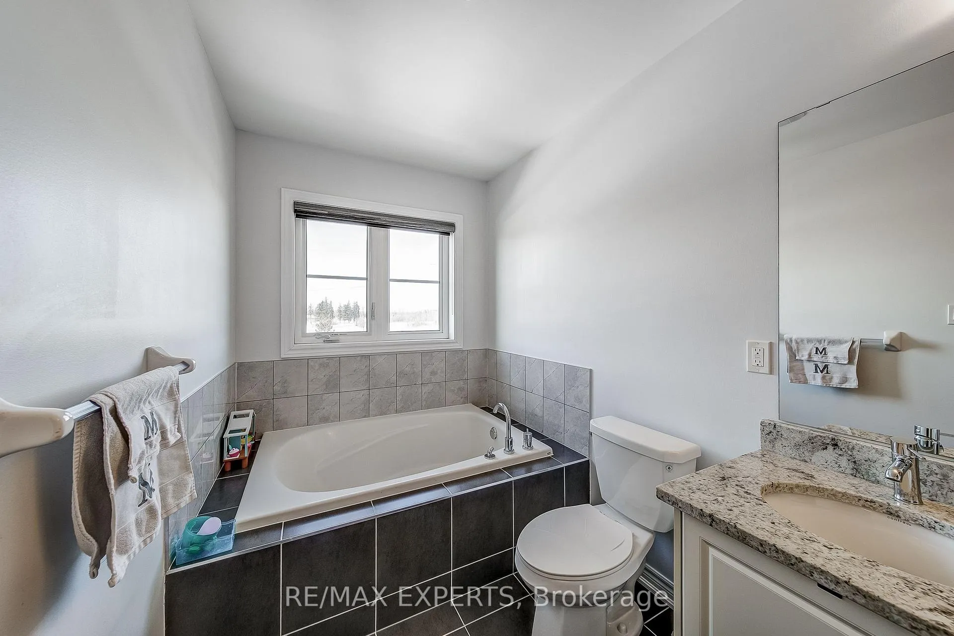 Photo 25 of 60 Humbershed Crescent, Caledon, Bolton West — HOMEH