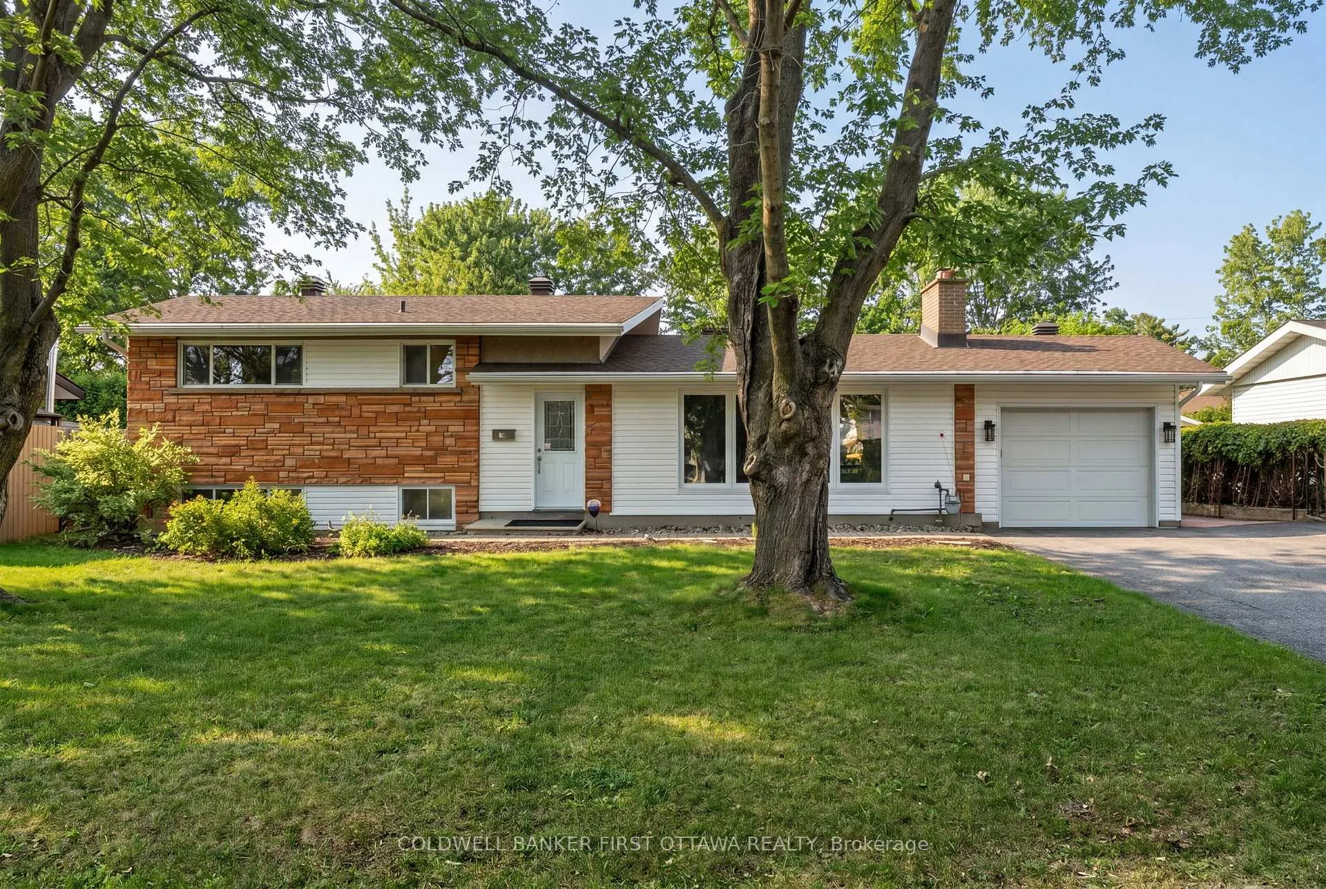 Photo 2 of 18 Tiverton Drive, Ottawa, Borden Farm/Stewart Farm/Carleton Heights/Parkwood Hills — HOMEH