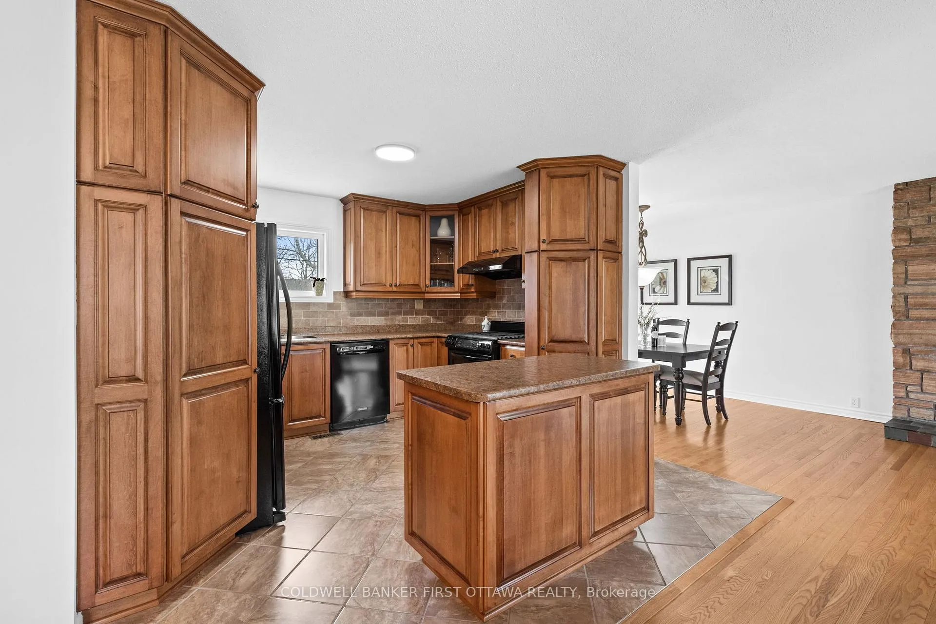 Photo 12 of 18 Tiverton Drive, Ottawa, Borden Farm/Stewart Farm/Carleton Heights/Parkwood Hills — HOMEH