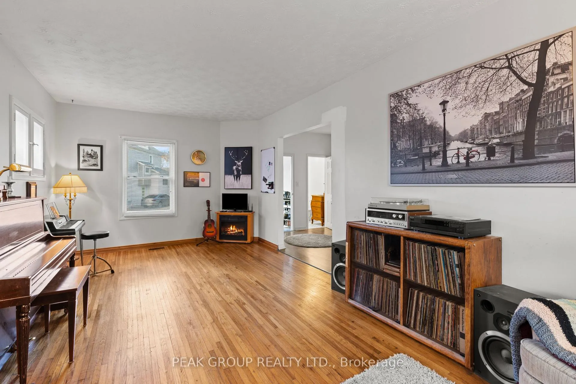 Photo 5 of 4732 Ryerson Crescent, Niagara Falls, Downtown — HOMEH
