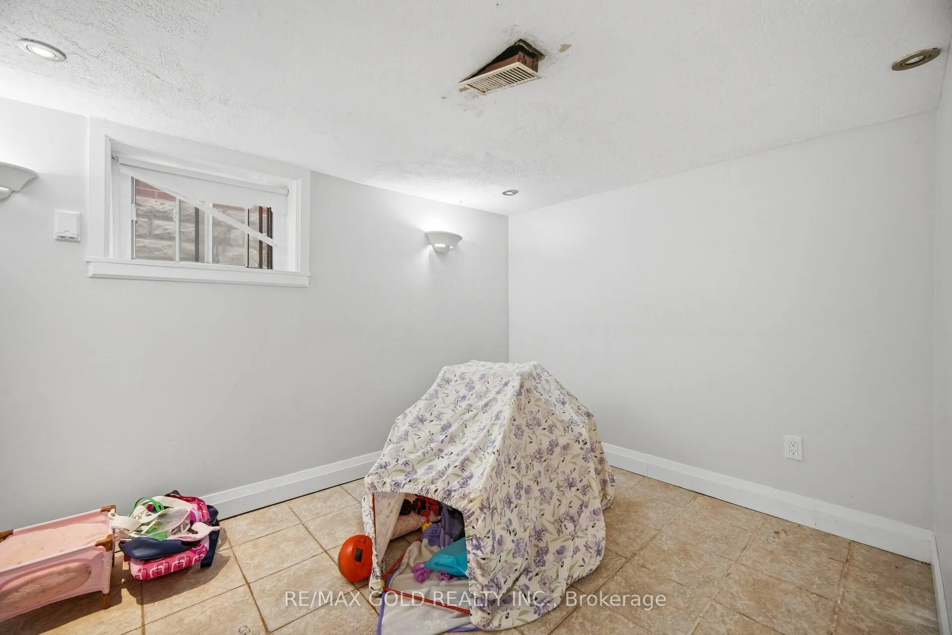 Photo 15 of 27 Aileen Avenue, Toronto, Keelesdale-Eglinton West — HOMEH