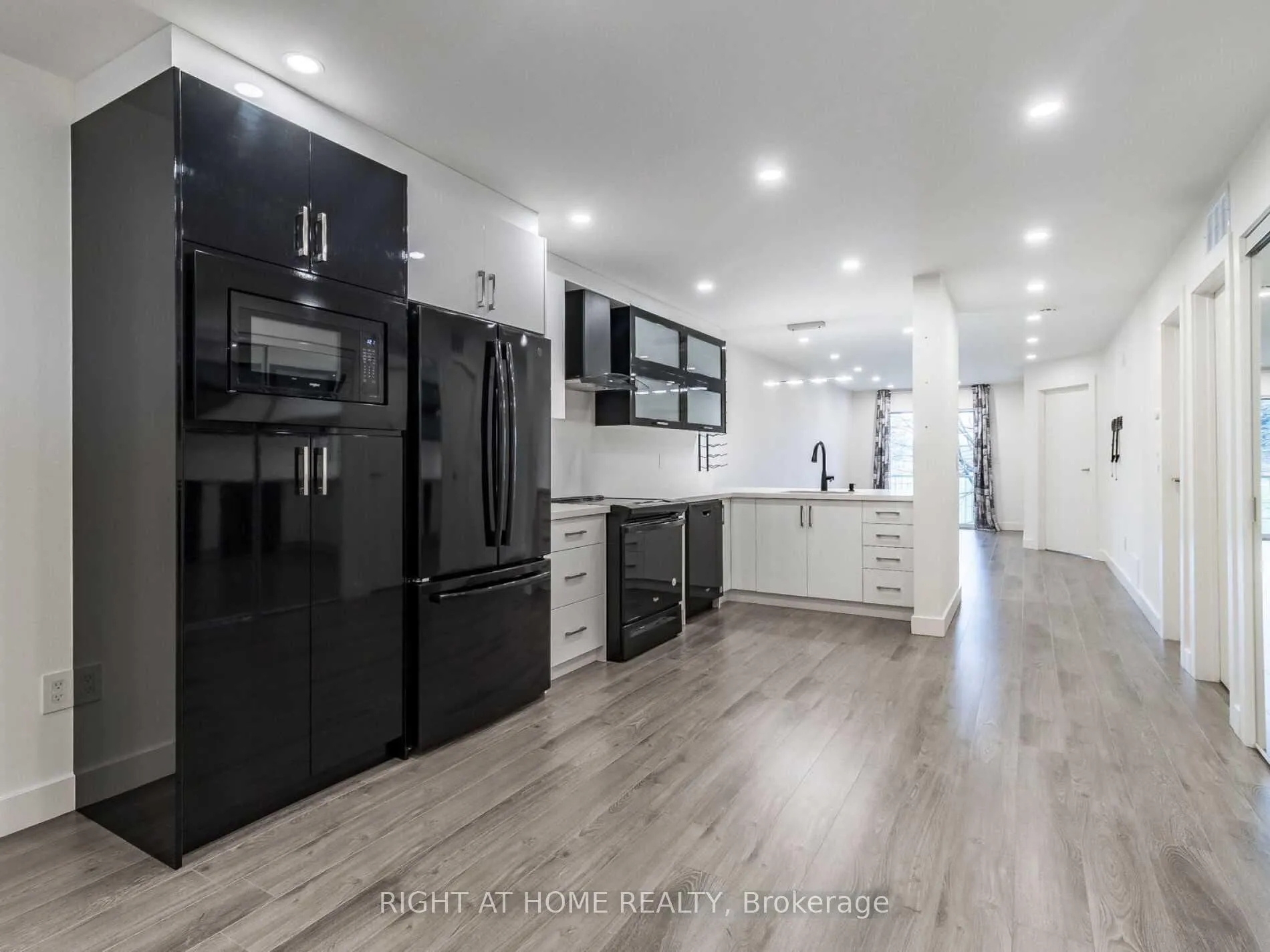 Photo 6 of Unit 215, 101 Bristol Road E, Mississauga, Hurontario — HOMEH
