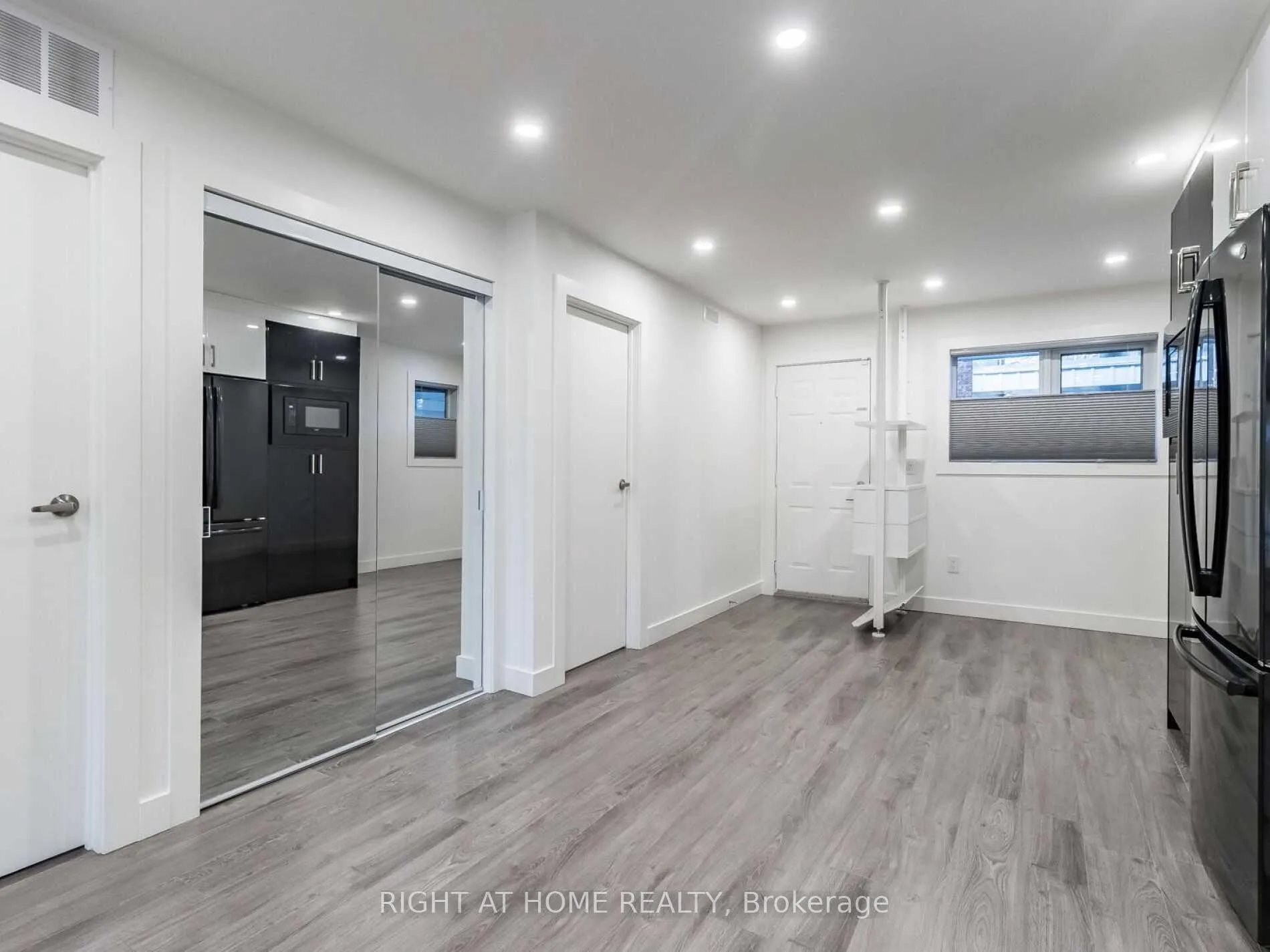 Photo 7 of Unit 215, 101 Bristol Road E, Mississauga, Hurontario — HOMEH