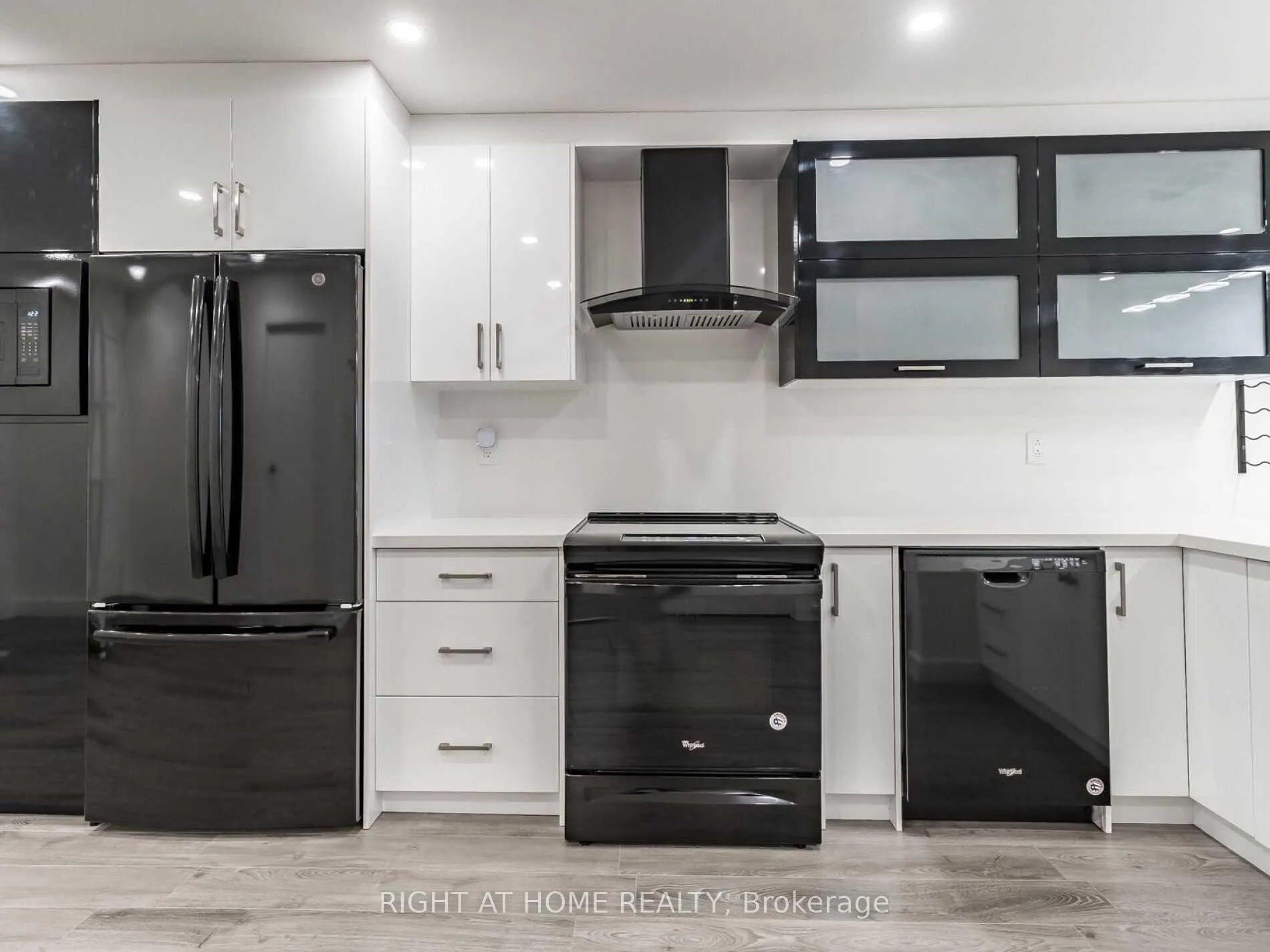 Photo 9 of Unit 215, 101 Bristol Road E, Mississauga, Hurontario — HOMEH