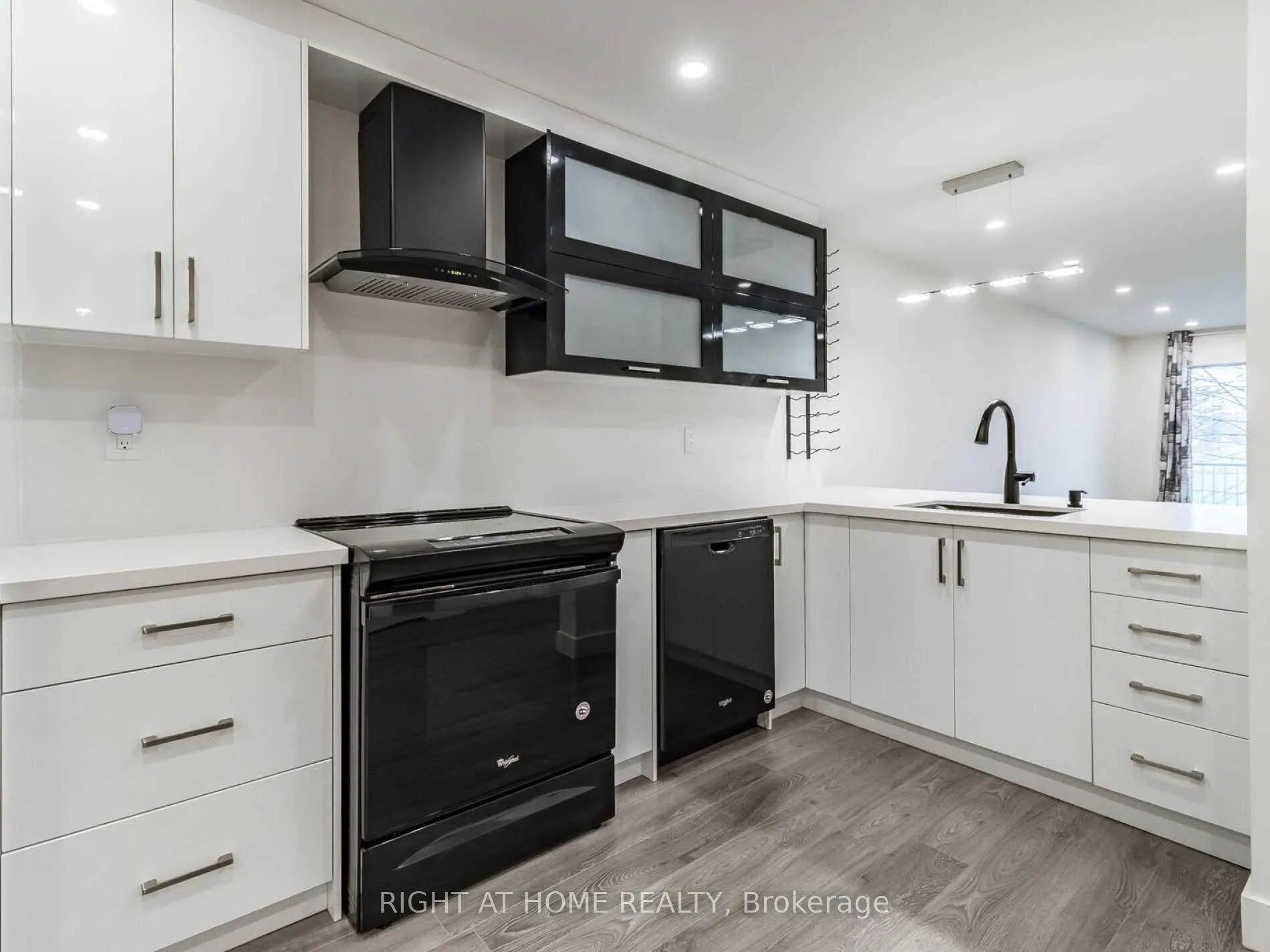 Photo 10 of Unit 215, 101 Bristol Road E, Mississauga, Hurontario — HOMEH