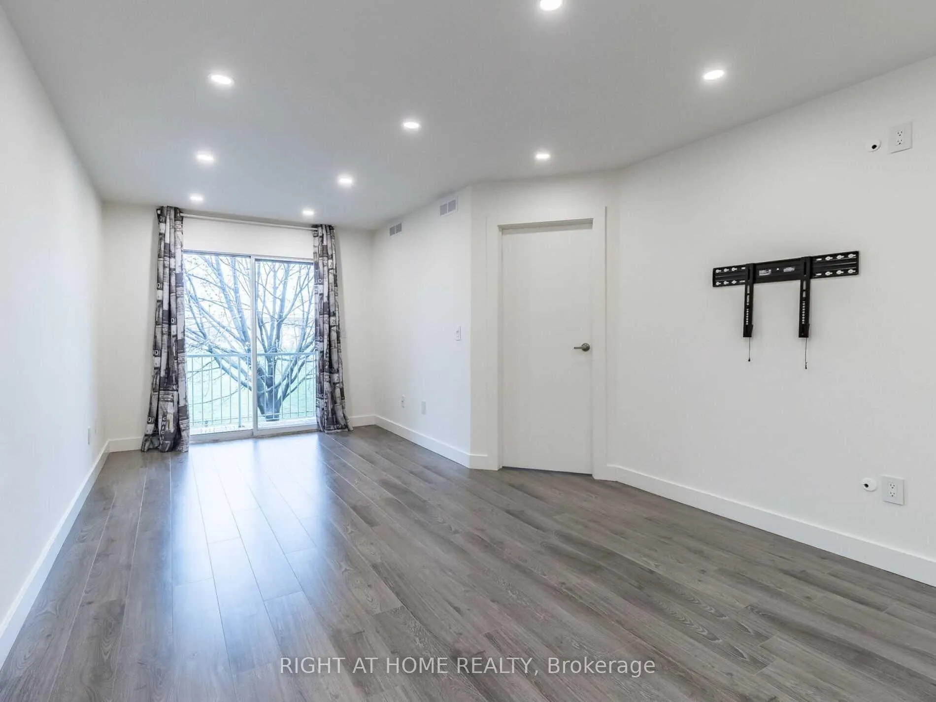 Photo 14 of Unit 215, 101 Bristol Road E, Mississauga, Hurontario — HOMEH