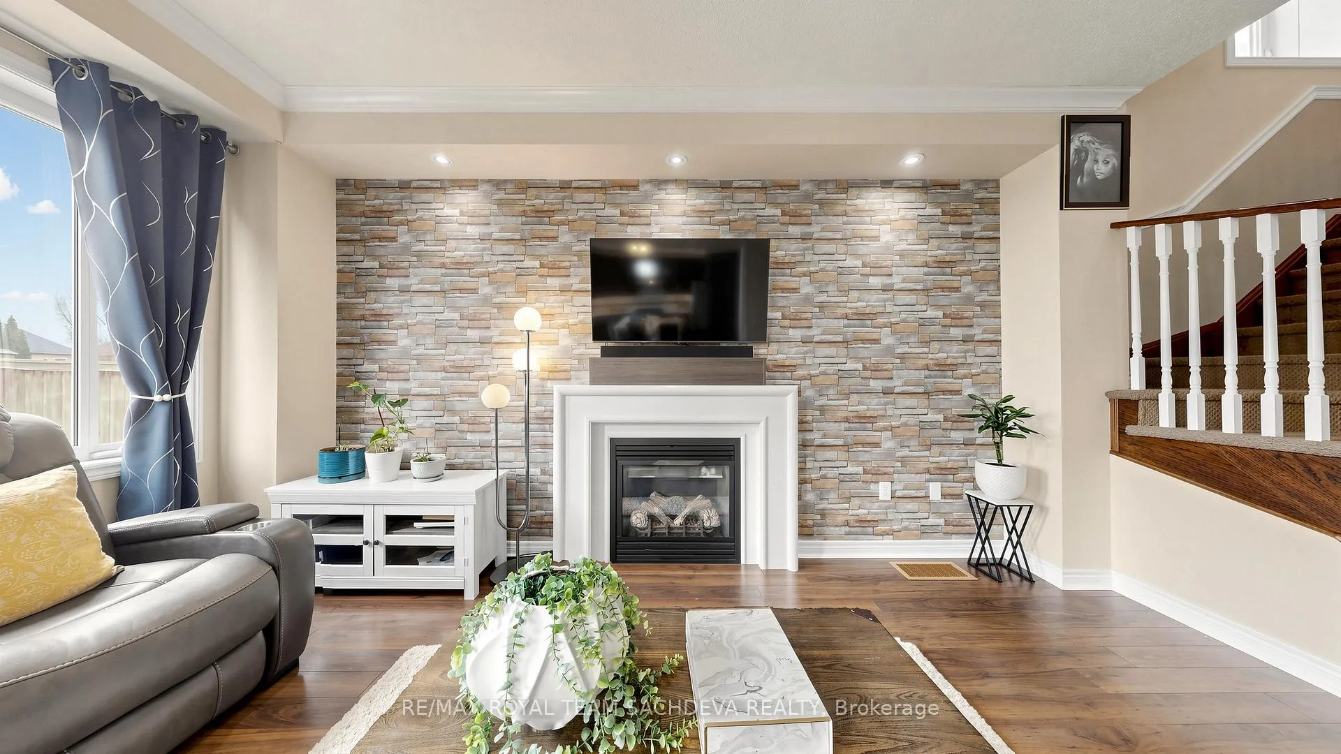 Photo 4 of 7 Woolacott Lane, Clarington, Bowmanville — HOMEH