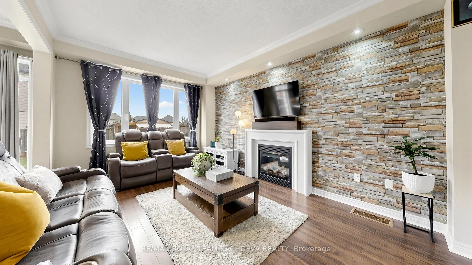 Photo 5 of 7 Woolacott Lane, Clarington, Bowmanville — HOMEH