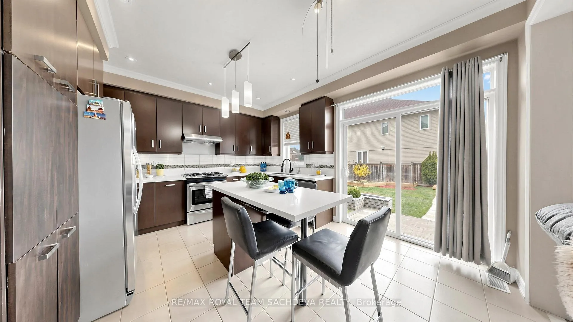 Photo 13 of 7 Woolacott Lane, Clarington, Bowmanville — HOMEH