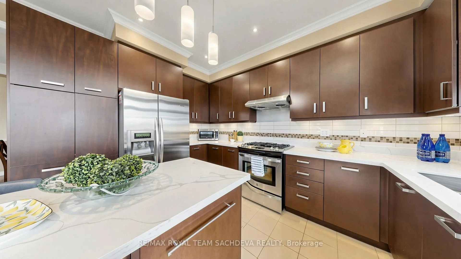 Photo 15 of 7 Woolacott Lane, Clarington, Bowmanville — HOMEH