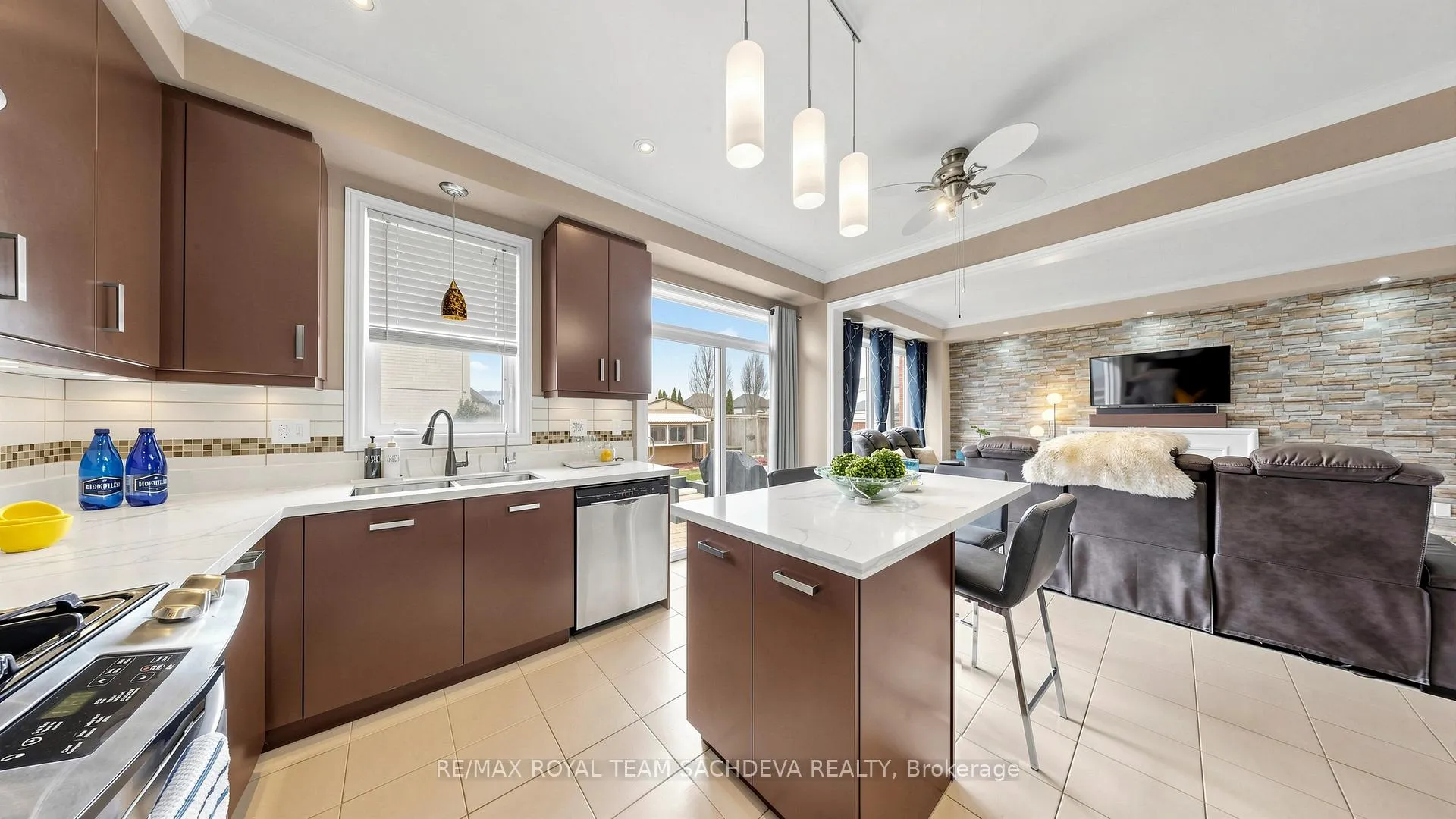Photo 18 of 7 Woolacott Lane, Clarington, Bowmanville — HOMEH