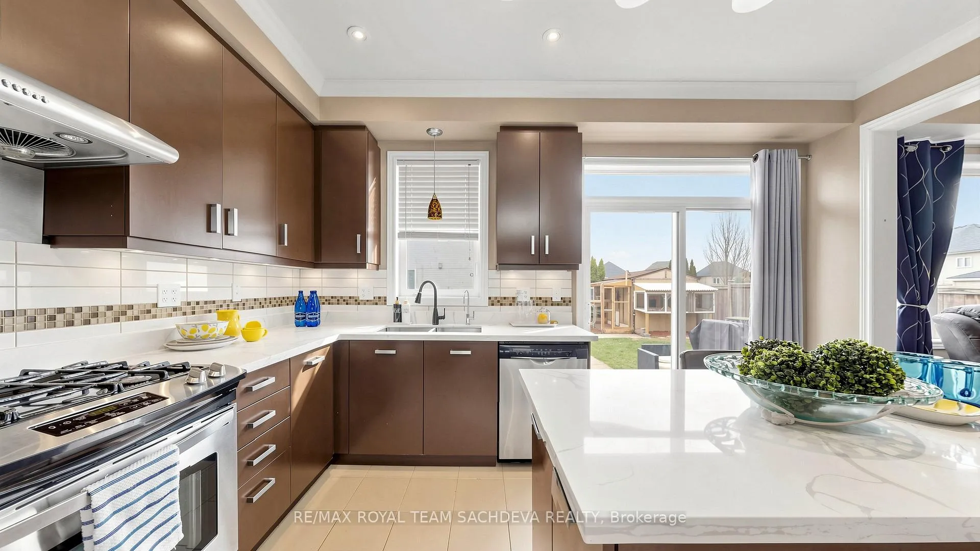 Photo 19 of 7 Woolacott Lane, Clarington, Bowmanville — HOMEH