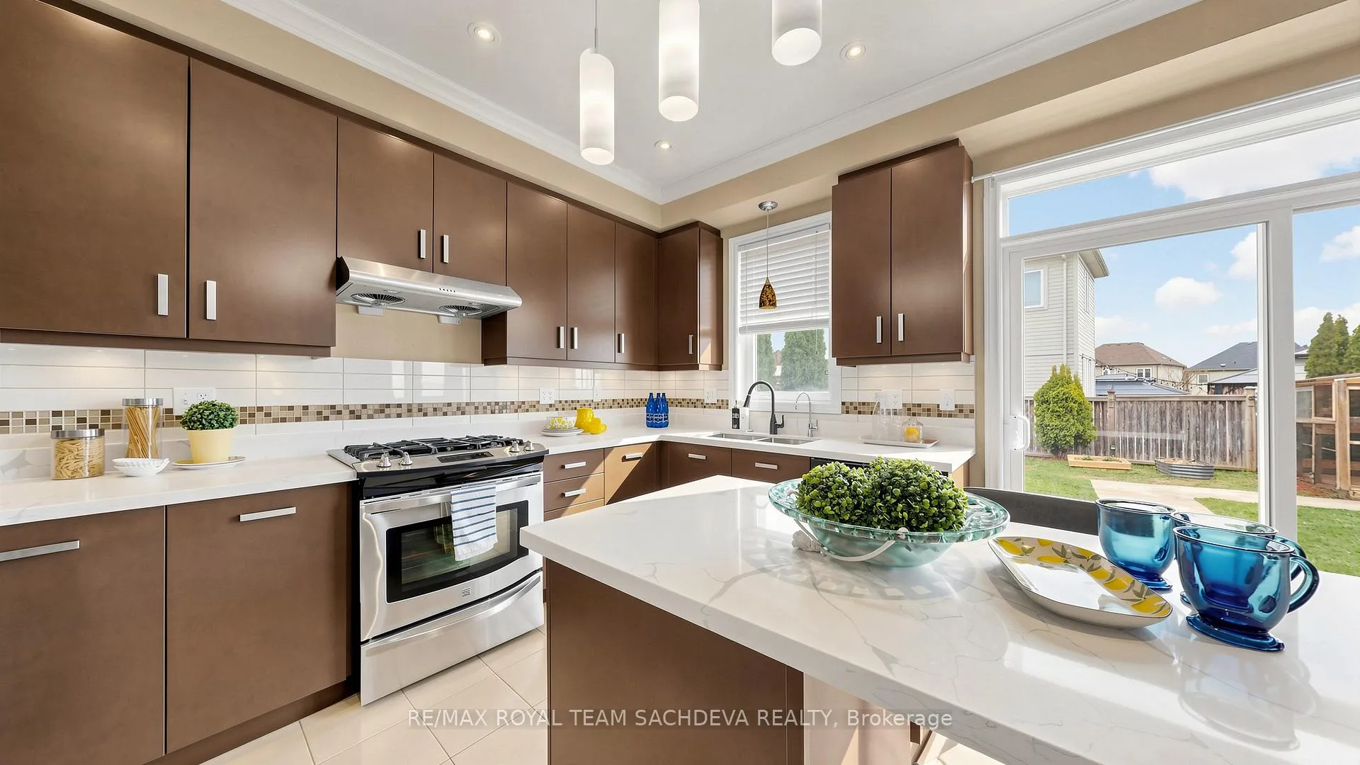 Photo 20 of 7 Woolacott Lane, Clarington, Bowmanville — HOMEH