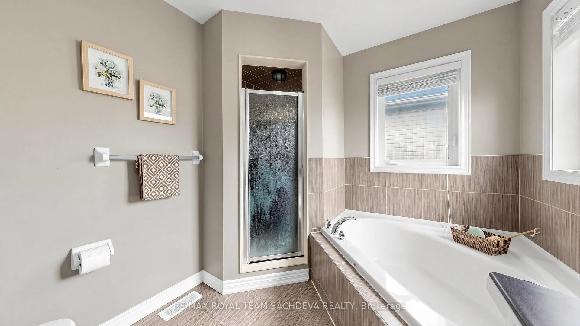 Photo 29 of 7 Woolacott Lane, Clarington, Bowmanville — HOMEH