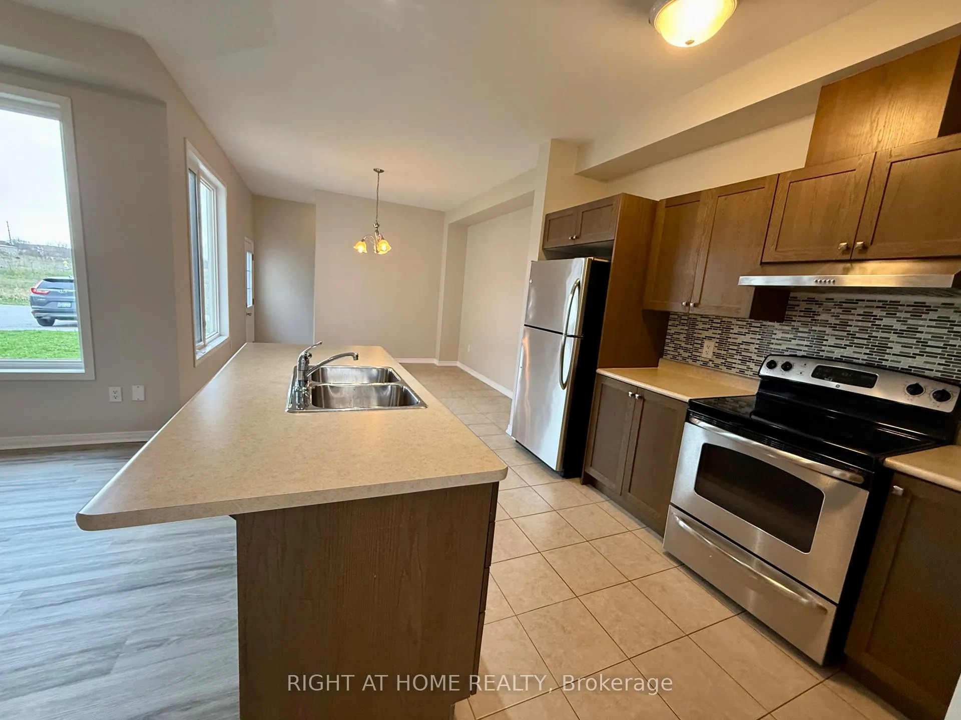Photo 4 of 780 Carlisle Street, Cobourg — HOMEH