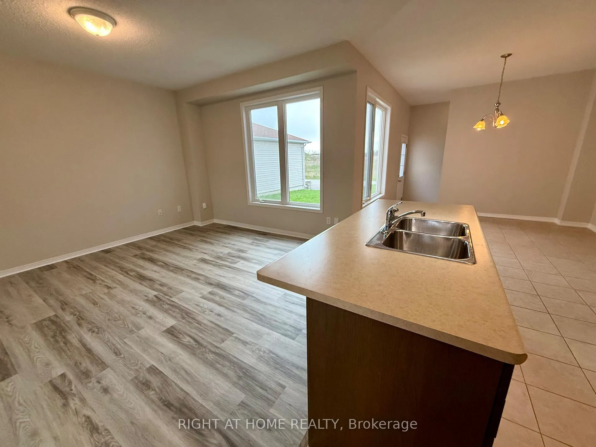 Photo 5 of 780 Carlisle Street, Cobourg — HOMEH