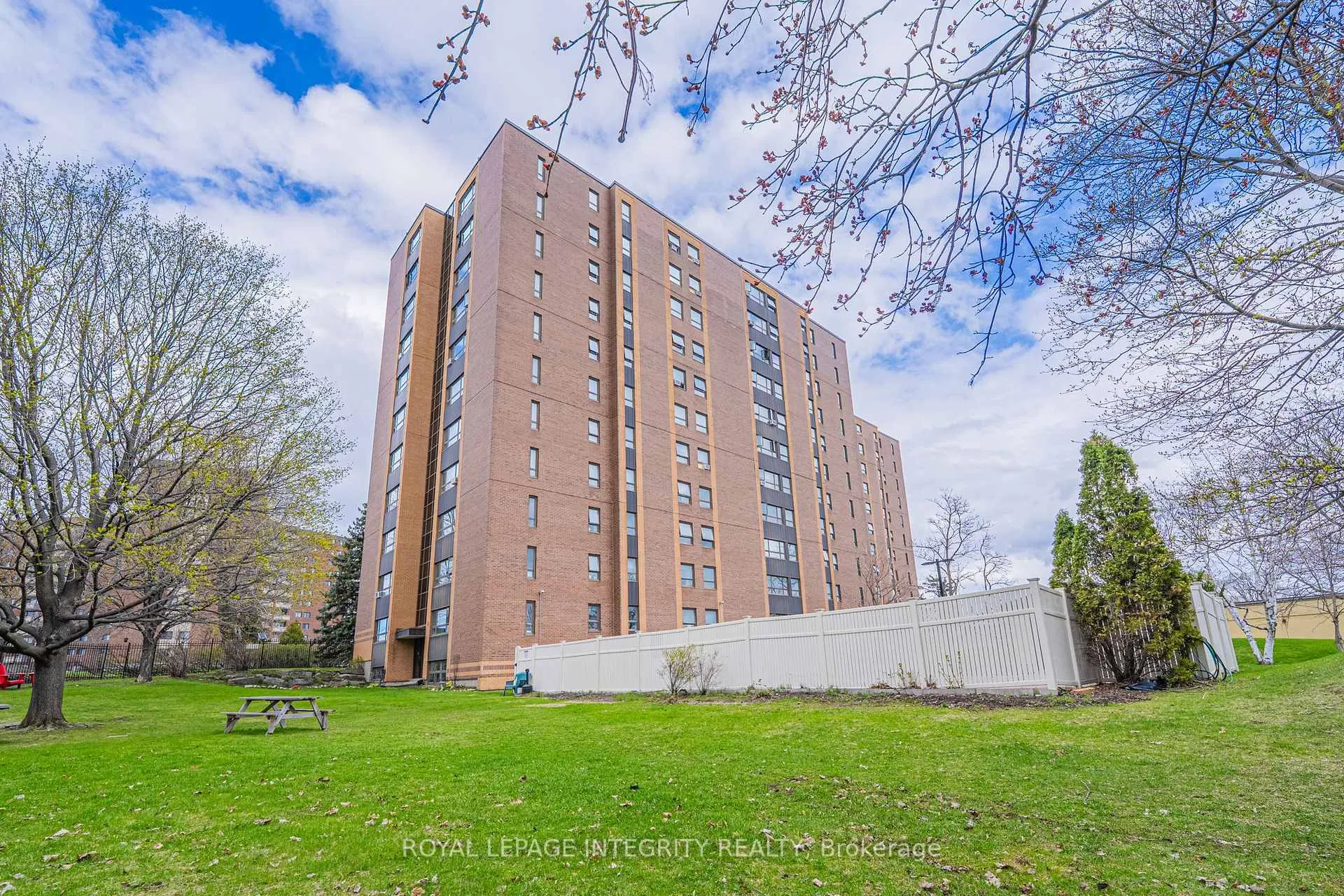 Photo 3 of Unit 806, 1356 Meadowlands Drive E, Ottawa, Borden Farm/Stewart Farm/Carleton Heights/Parkwood Hills — HOMEH