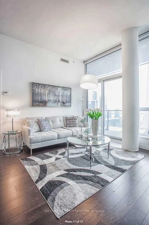 Front of Unit 3203, 8 Mercer Street