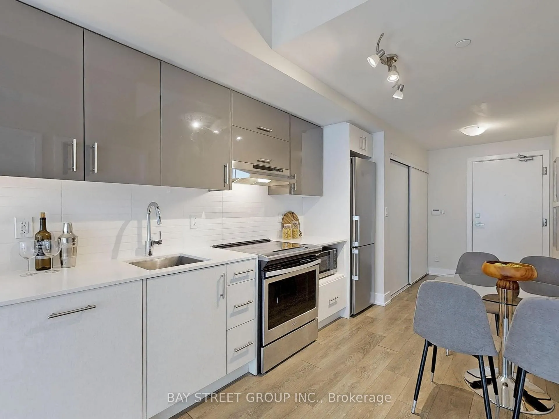 Photo 4 of Unit 503, 180 Fairview Mall Drive, North York, Don Valley Village — HOMEH
