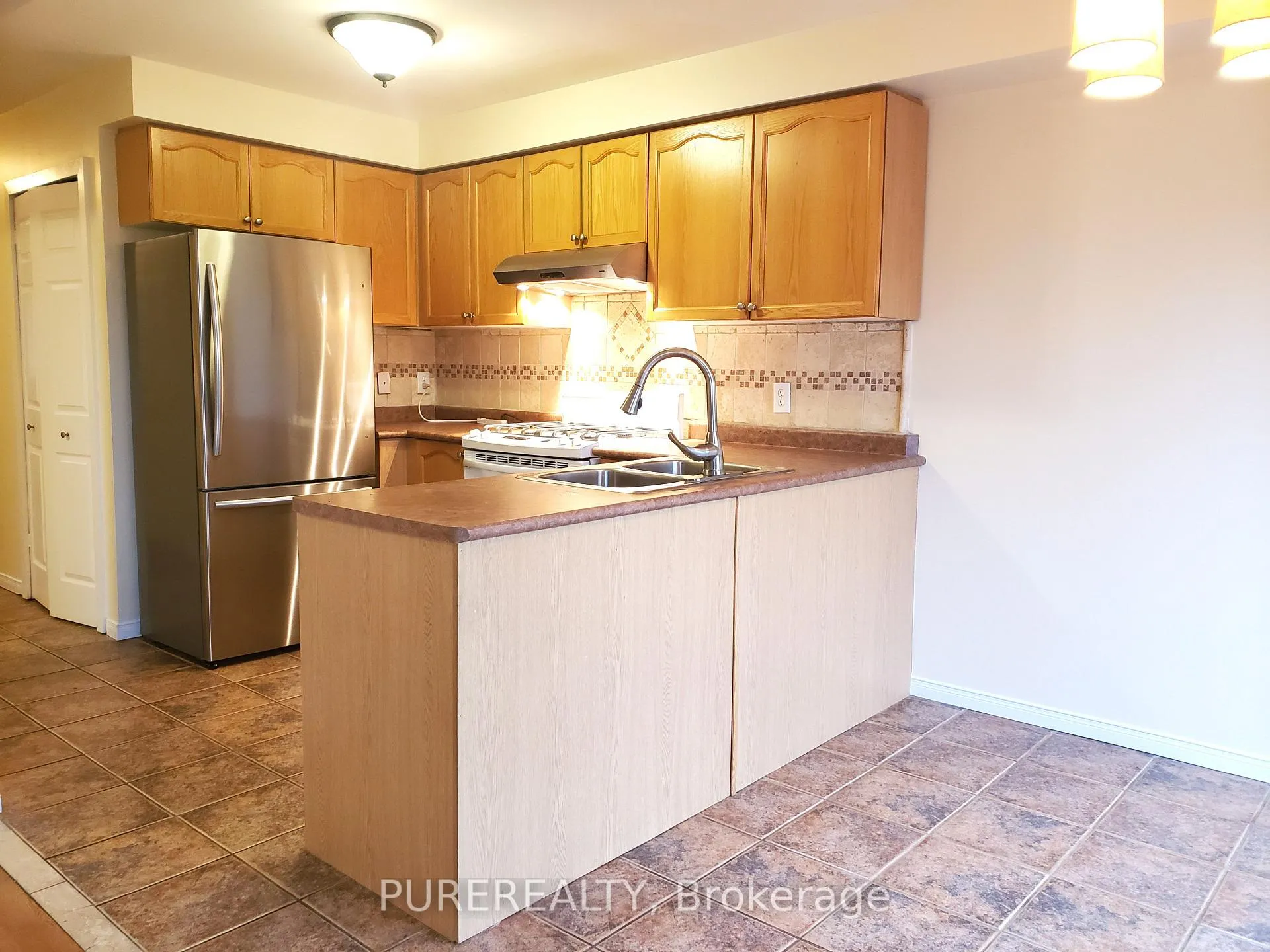 Photo 4 of 69 Shadyglen Drive, Hamilton, Stoney Creek Mountain — HOMEH