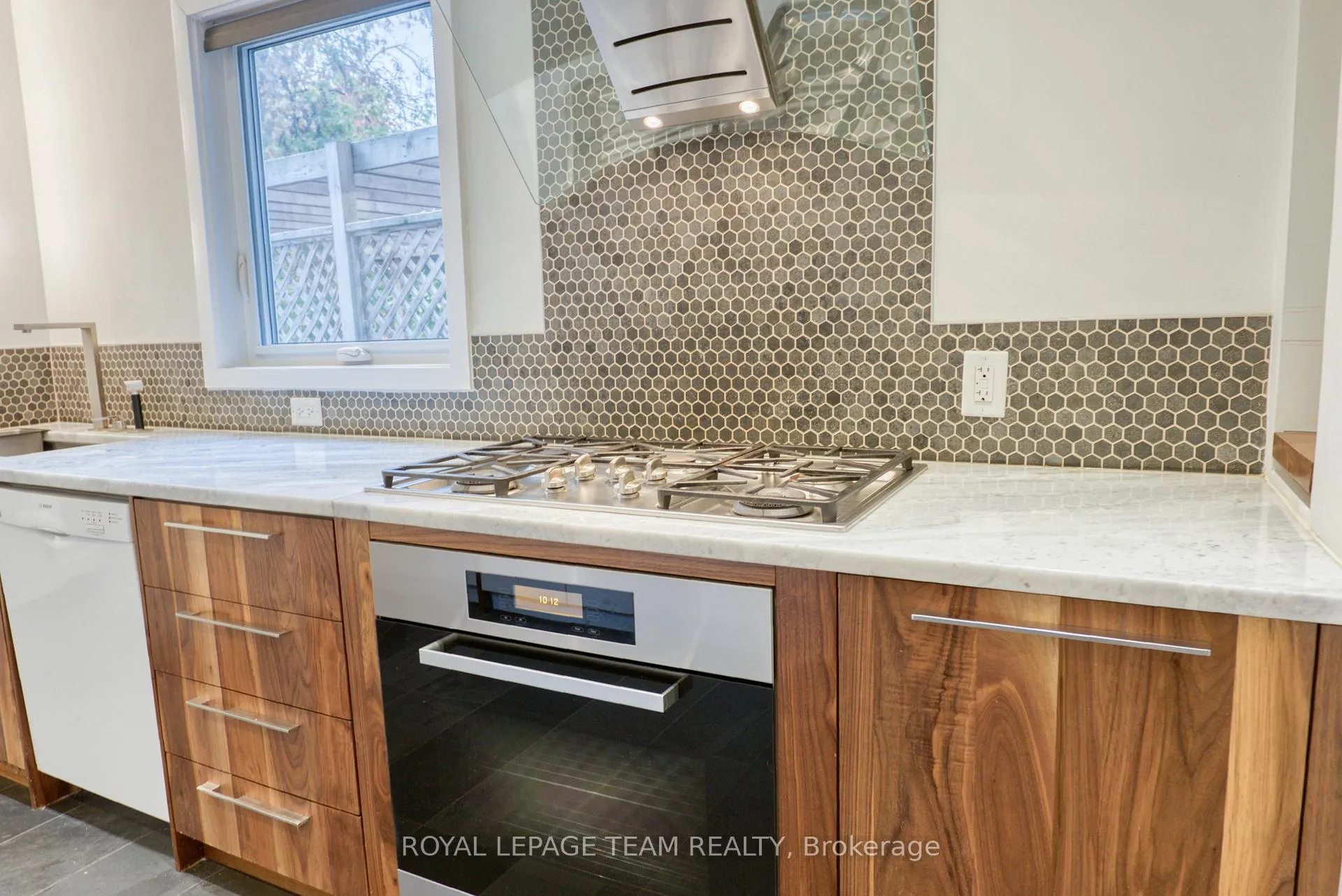 Photo 10 of 87 Guigues Avenue, Ottawa, Lower Town/Byward Market — HOMEH