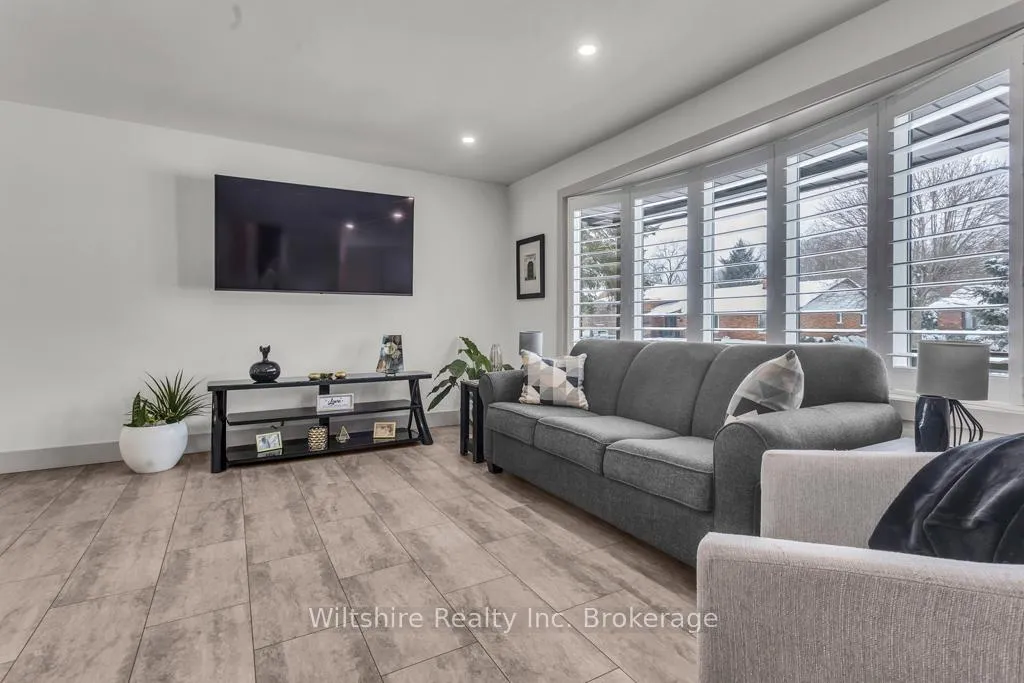 Photo 2 of 32 Devon Court, Tillsonburg — HOMEH