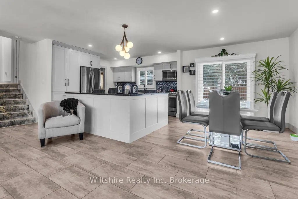 Photo 4 of 32 Devon Court, Tillsonburg — HOMEH