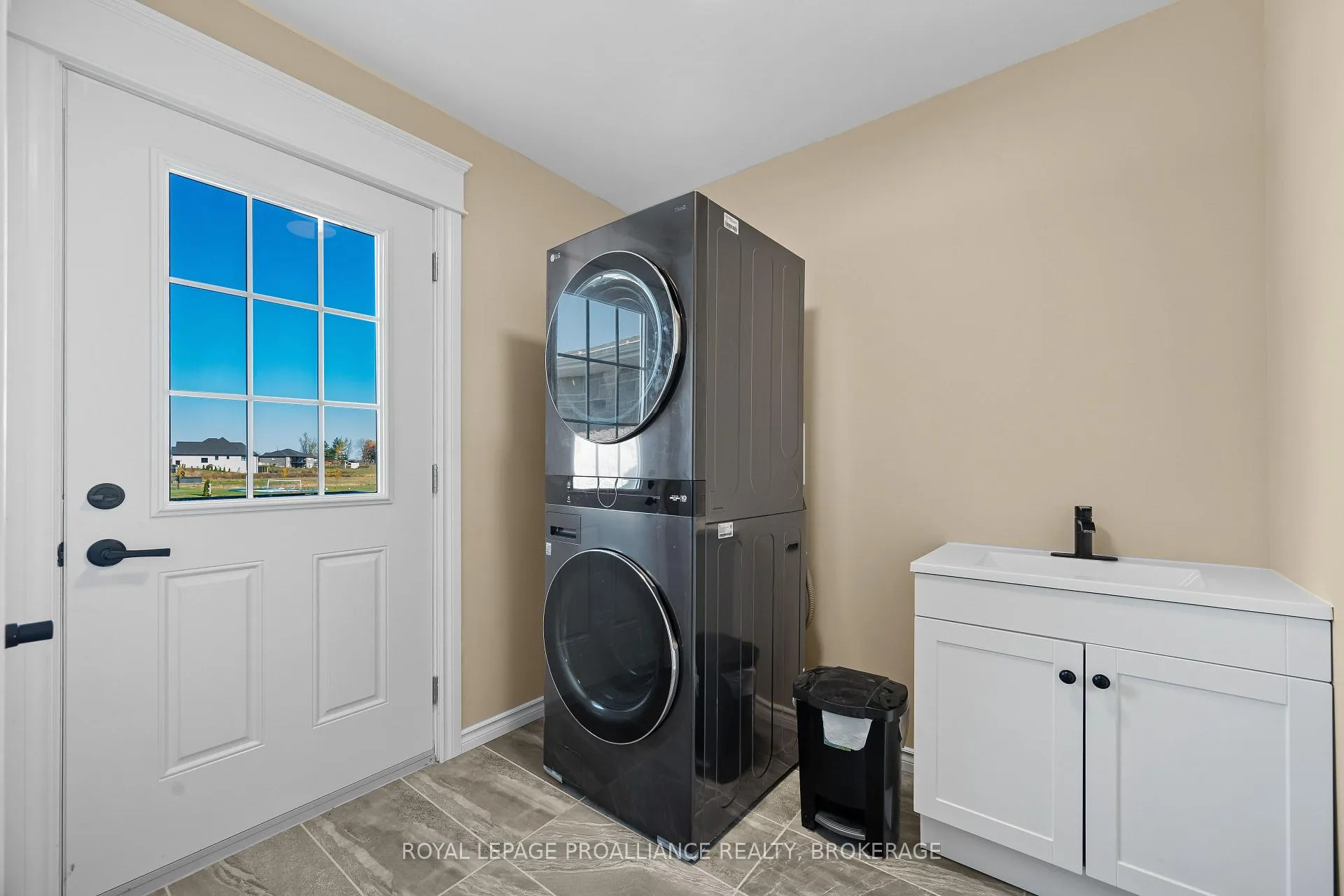Photo 33 of 103 Hineman Street, Kingston, City North of 401 — HOMEH