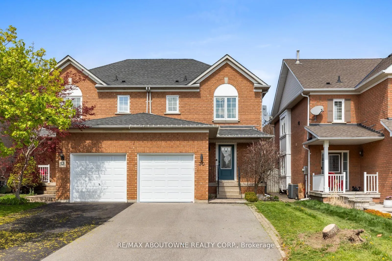 Photo 2 of 30 Harnesworth Crescent, Hamilton, Waterdown — HOMEH