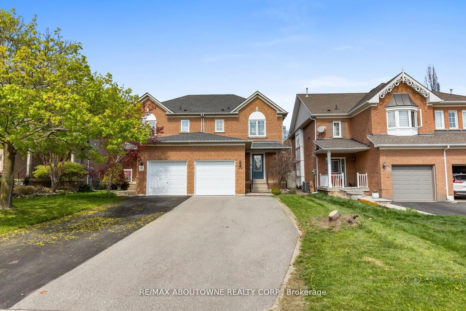 Photo 3 of 30 Harnesworth Crescent, Hamilton, Waterdown — HOMEH