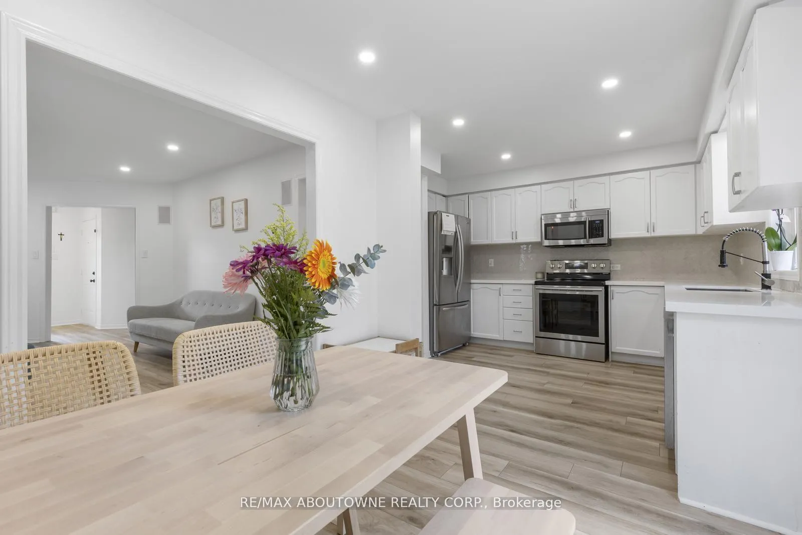 Photo 10 of 30 Harnesworth Crescent, Hamilton, Waterdown — HOMEH