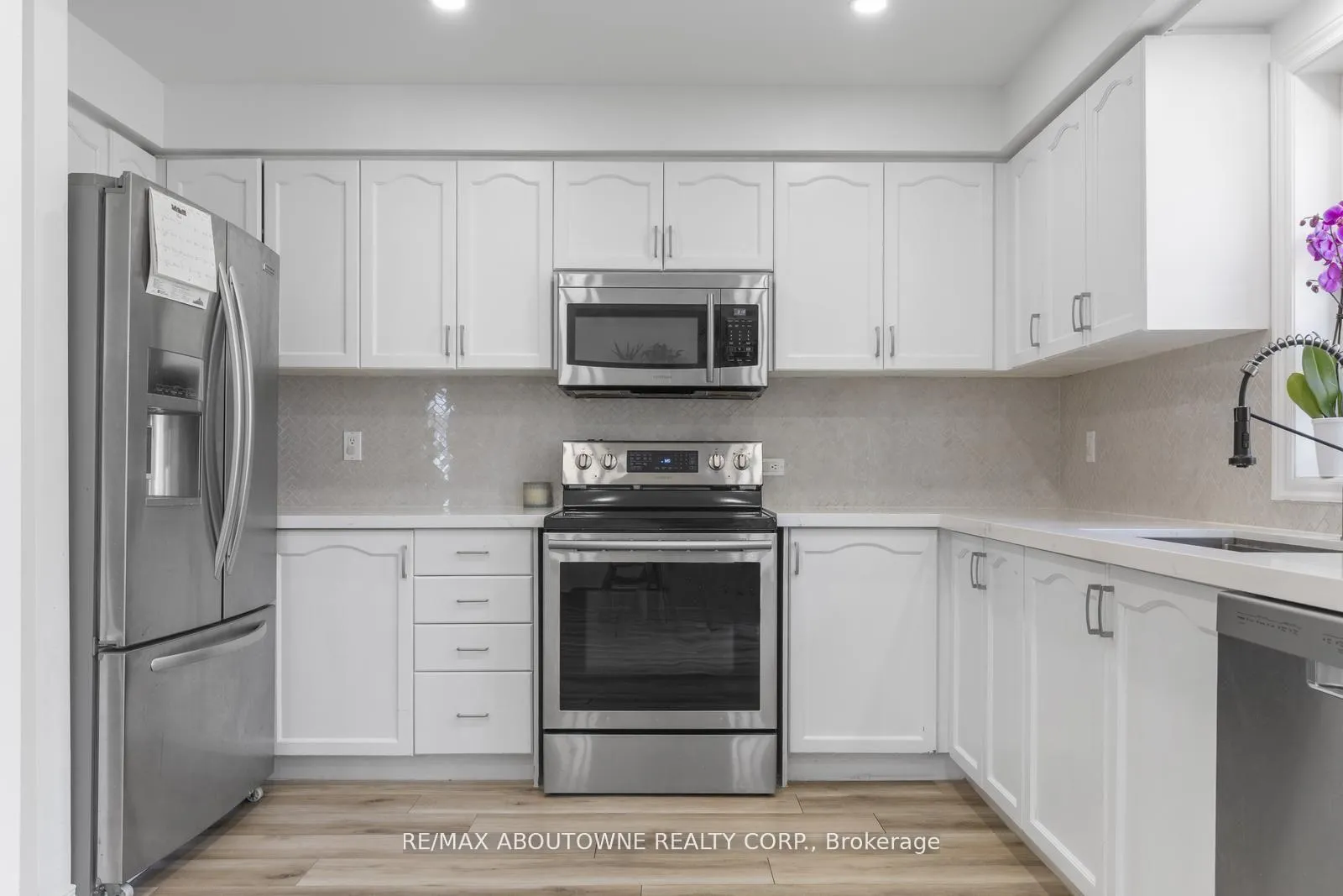 Photo 12 of 30 Harnesworth Crescent, Hamilton, Waterdown — HOMEH