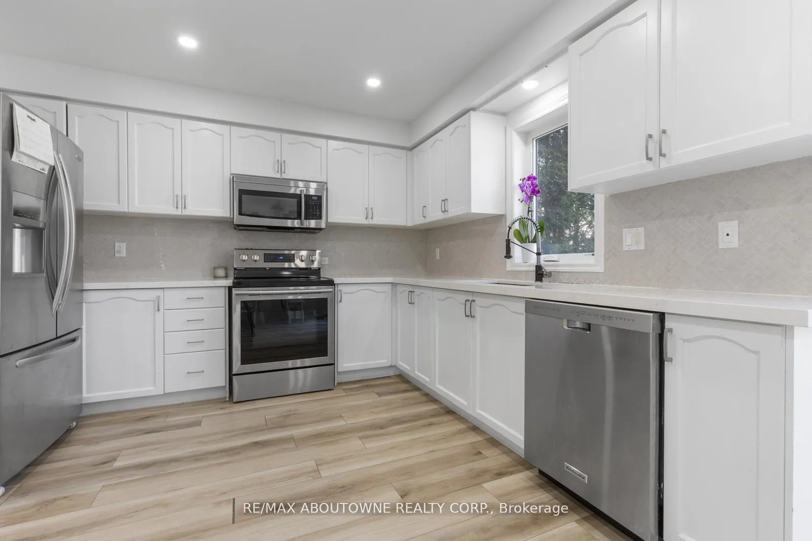 Photo 13 of 30 Harnesworth Crescent, Hamilton, Waterdown — HOMEH