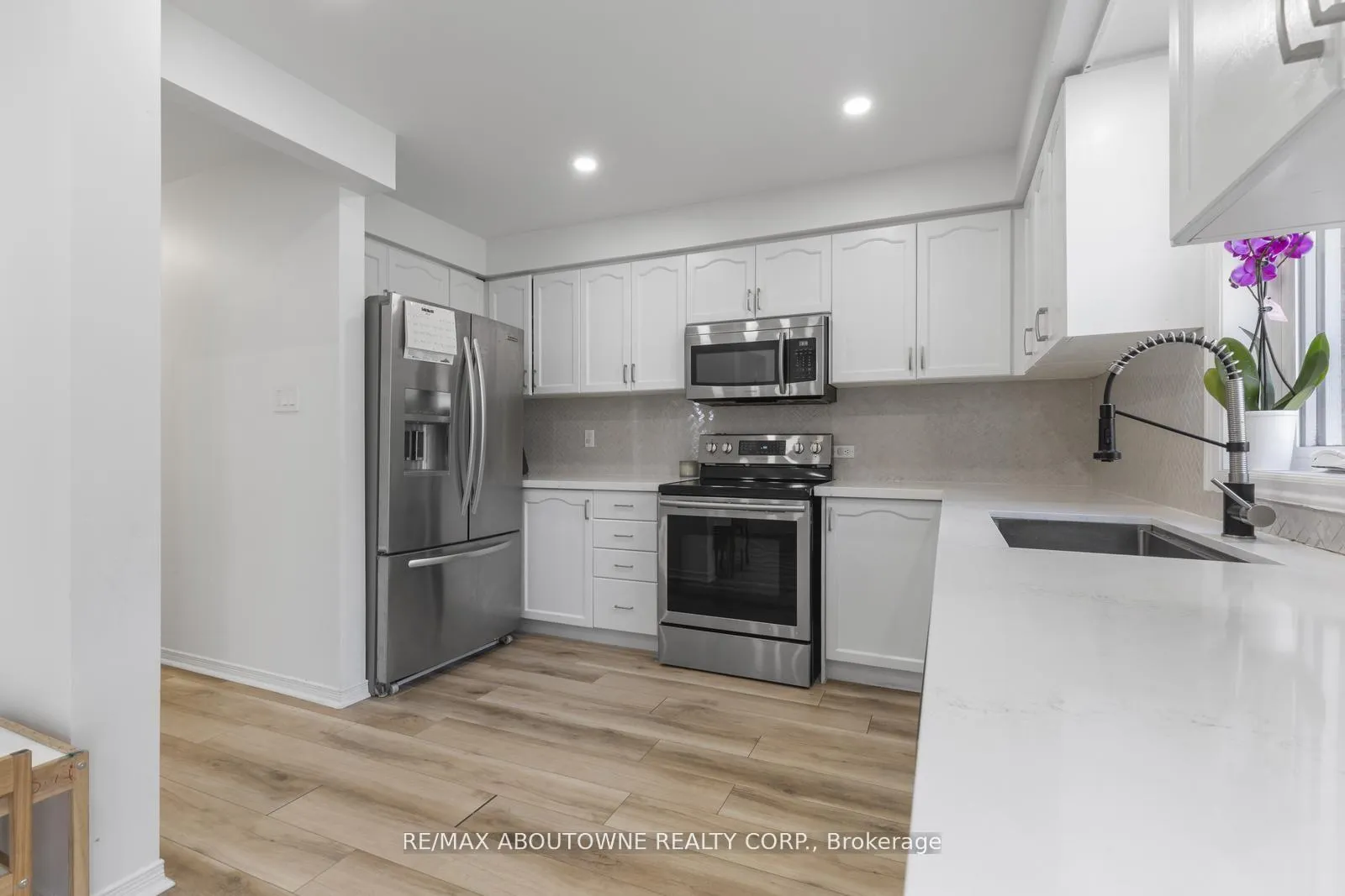 Photo 14 of 30 Harnesworth Crescent, Hamilton, Waterdown — HOMEH