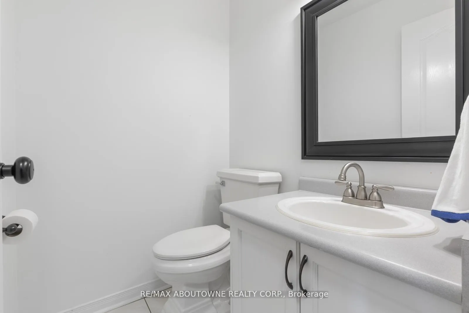 Photo 16 of 30 Harnesworth Crescent, Hamilton, Waterdown — HOMEH