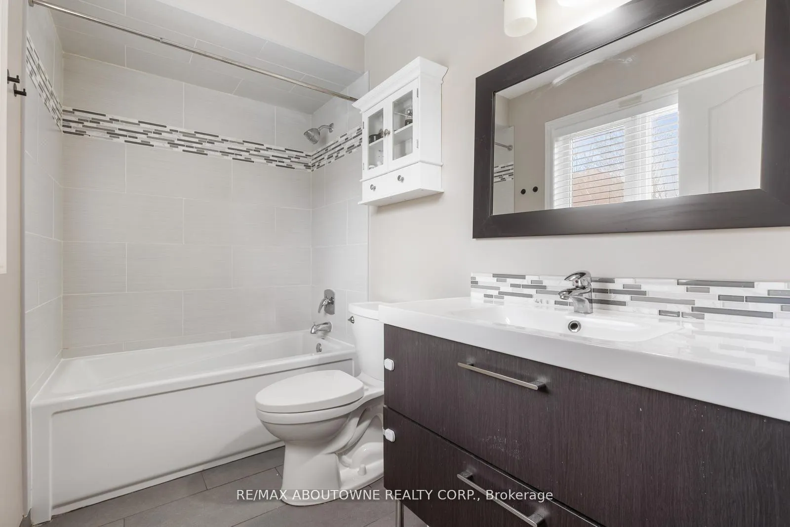 Photo 19 of 30 Harnesworth Crescent, Hamilton, Waterdown — HOMEH