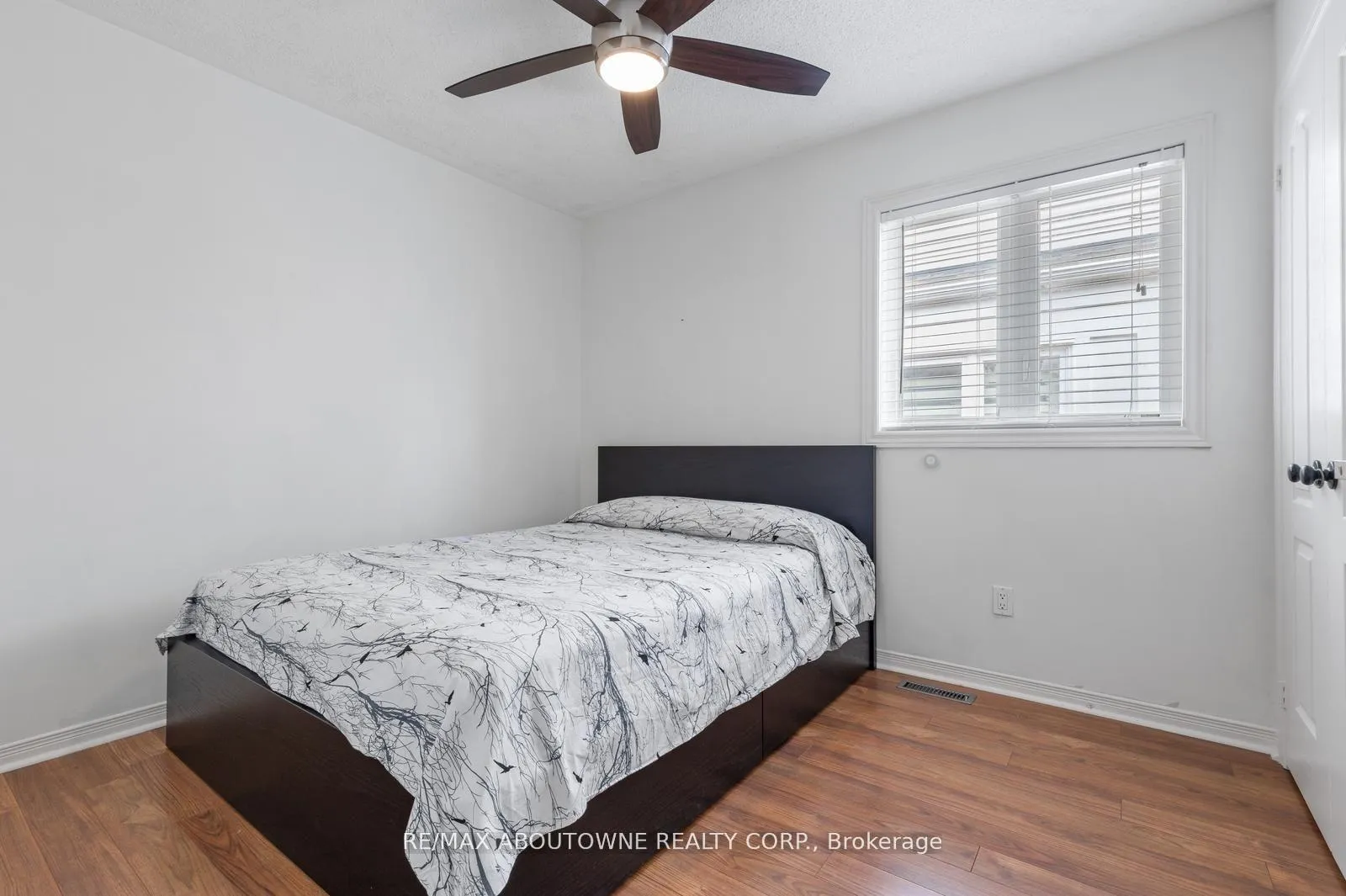 Photo 23 of 30 Harnesworth Crescent, Hamilton, Waterdown — HOMEH