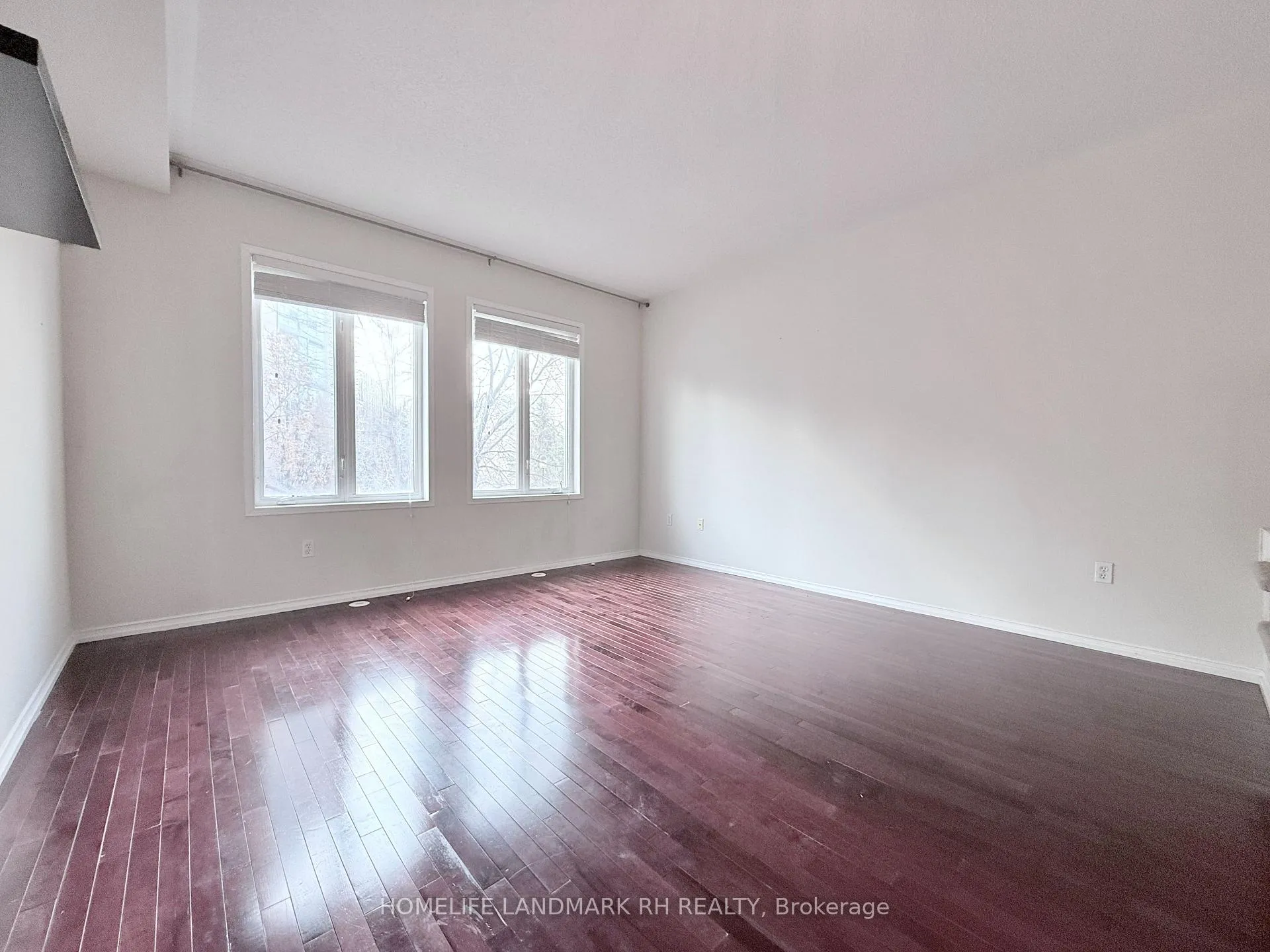 Photo 2 of 5 Coburg Crescent, Richmond Hill, Langstaff — HOMEH