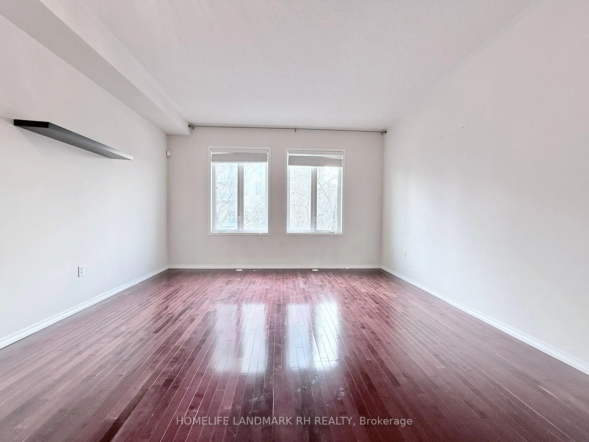 Photo 3 of 5 Coburg Crescent, Richmond Hill, Langstaff — HOMEH