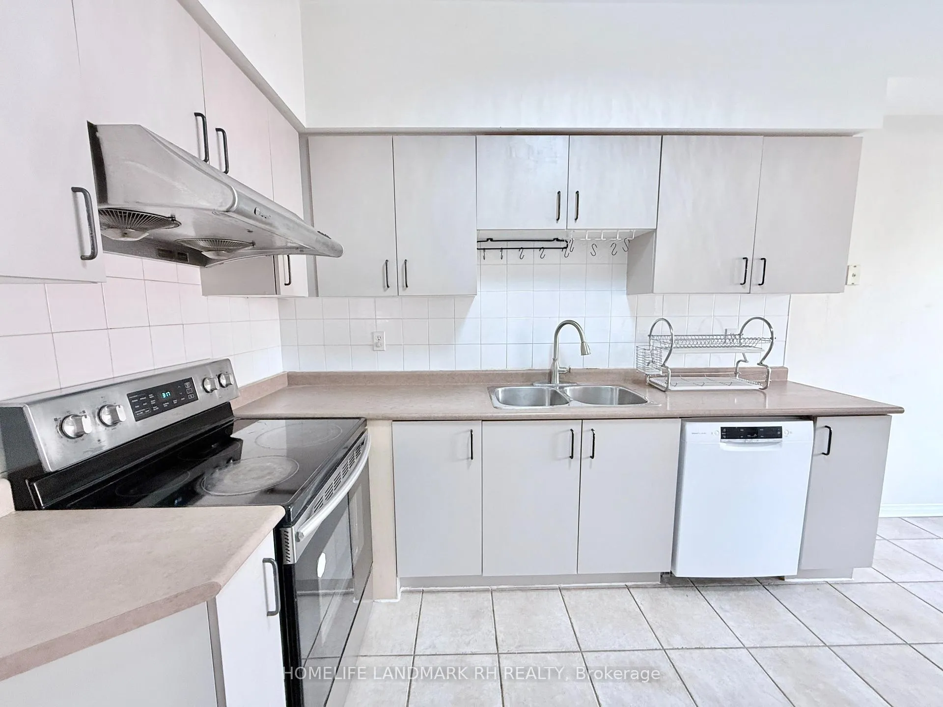 Photo 4 of 5 Coburg Crescent, Richmond Hill, Langstaff — HOMEH