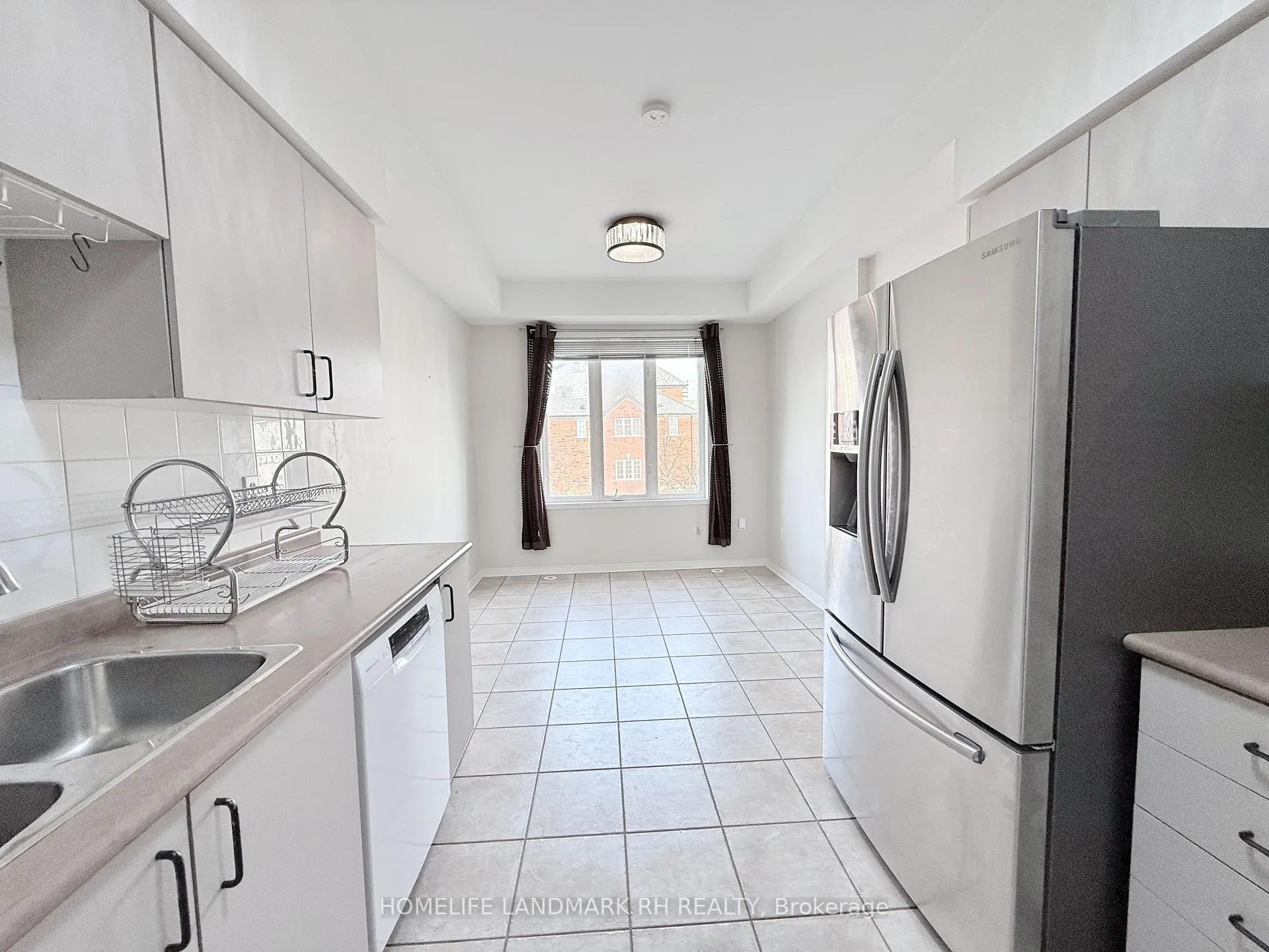 Photo 5 of 5 Coburg Crescent, Richmond Hill, Langstaff — HOMEH